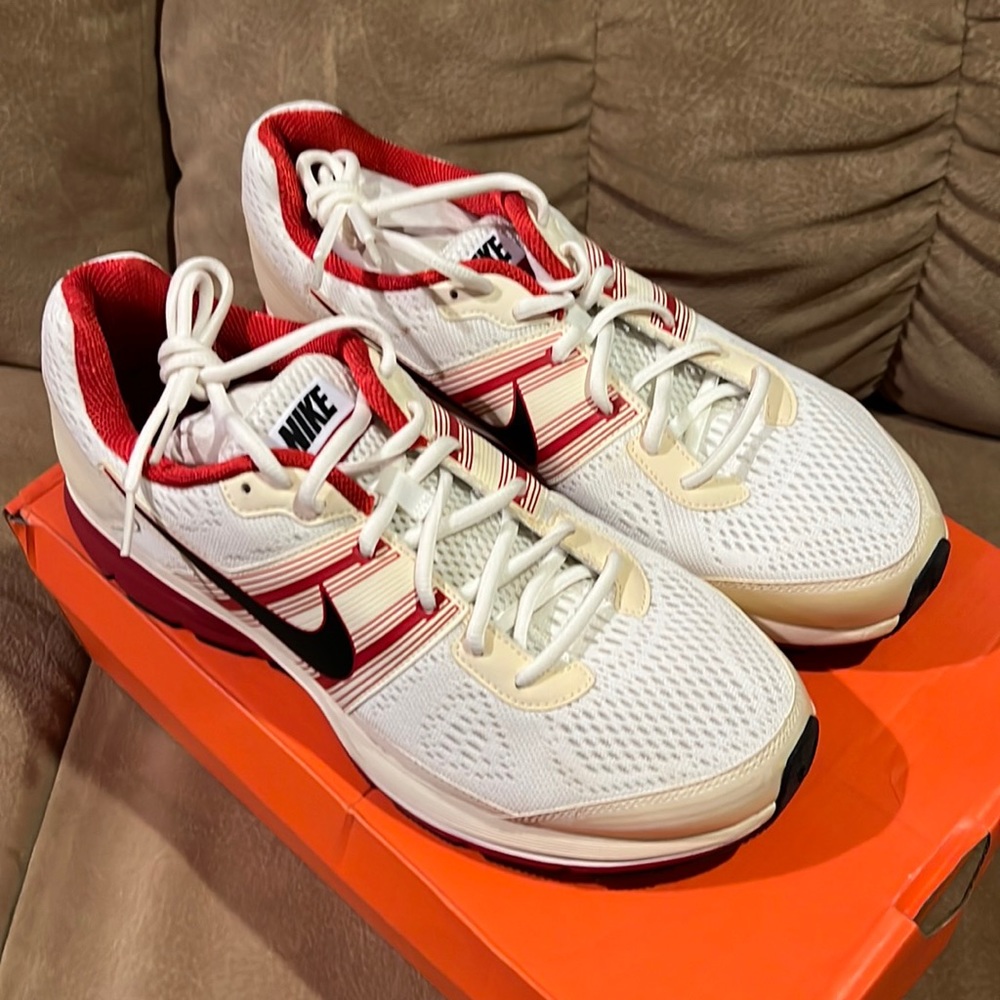 Nike womans air Pegasus + 29 team sz 11.5- new in box